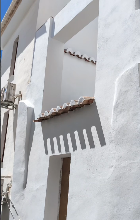Fachada encalada en blanco pintada por Pintura y Limpiezas Mika