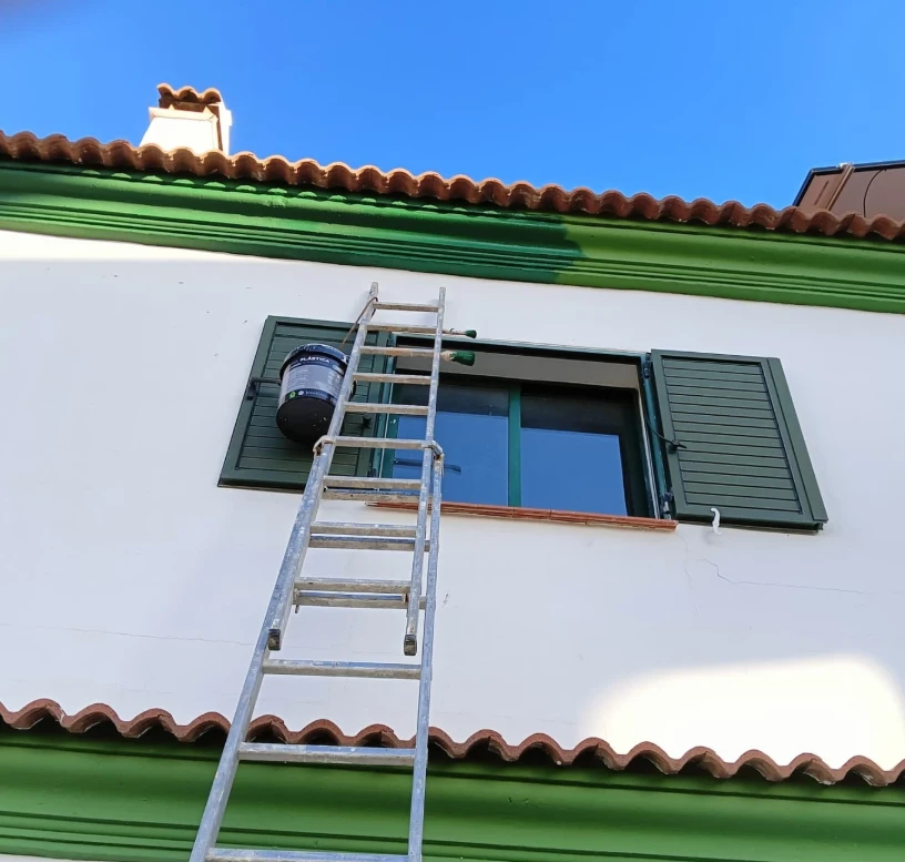Pintura de fachada, cornisas y contraventanas