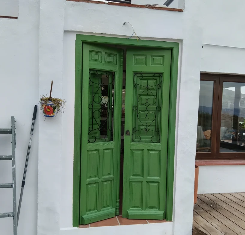 Puertas de madera esmaltadas en verde